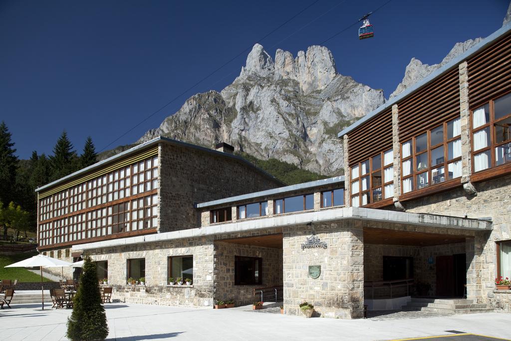 Parador au pied des montagnes...